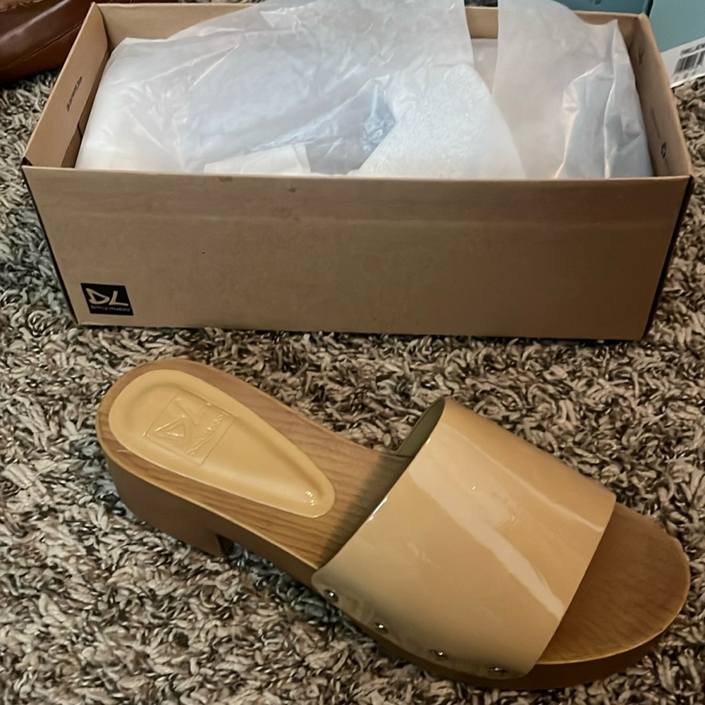 Dirty Laundry Howl Natural Flats, Color Tan, Size 7.5